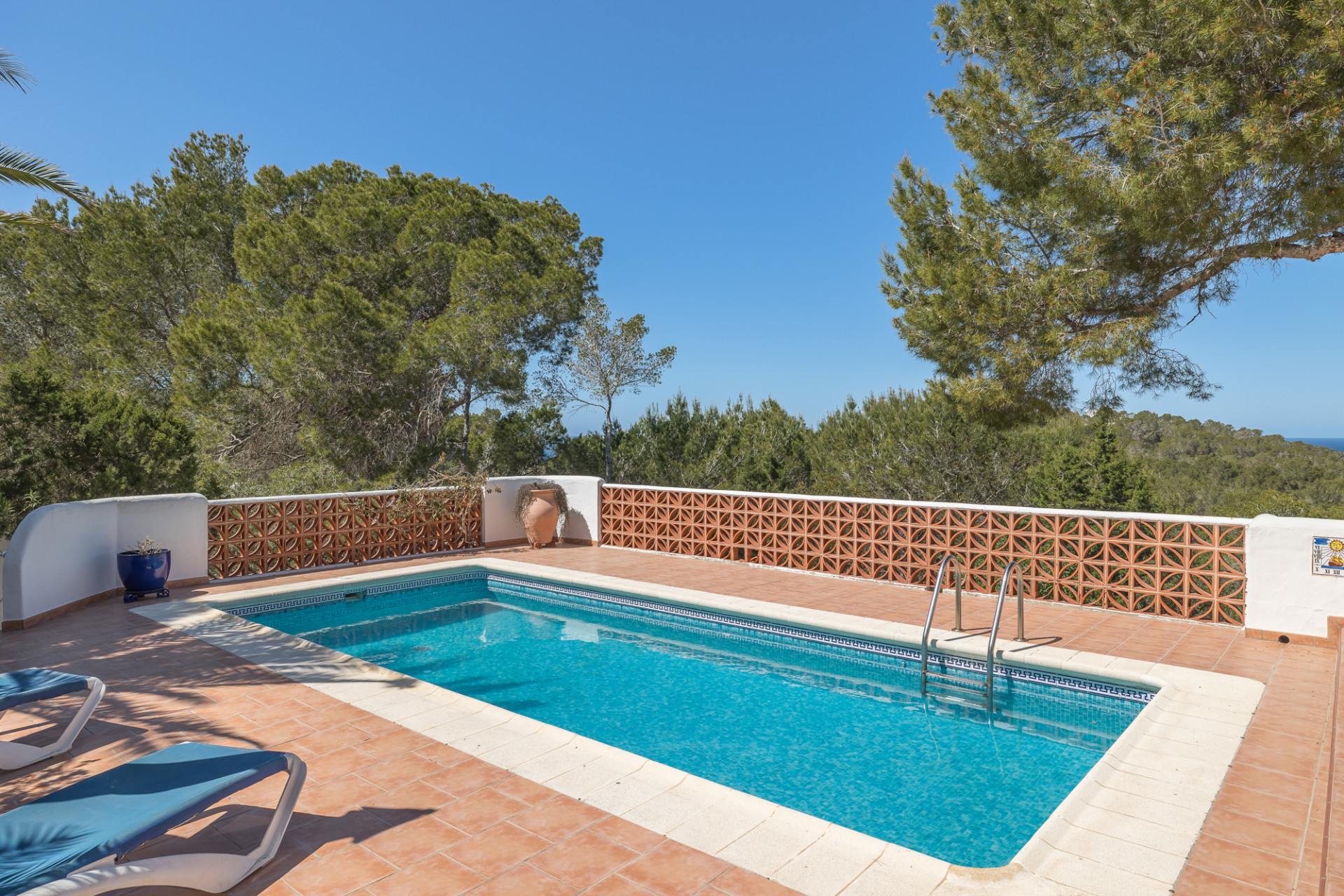 Propiedad con vistas abiertas al mar y gran potencial - 24