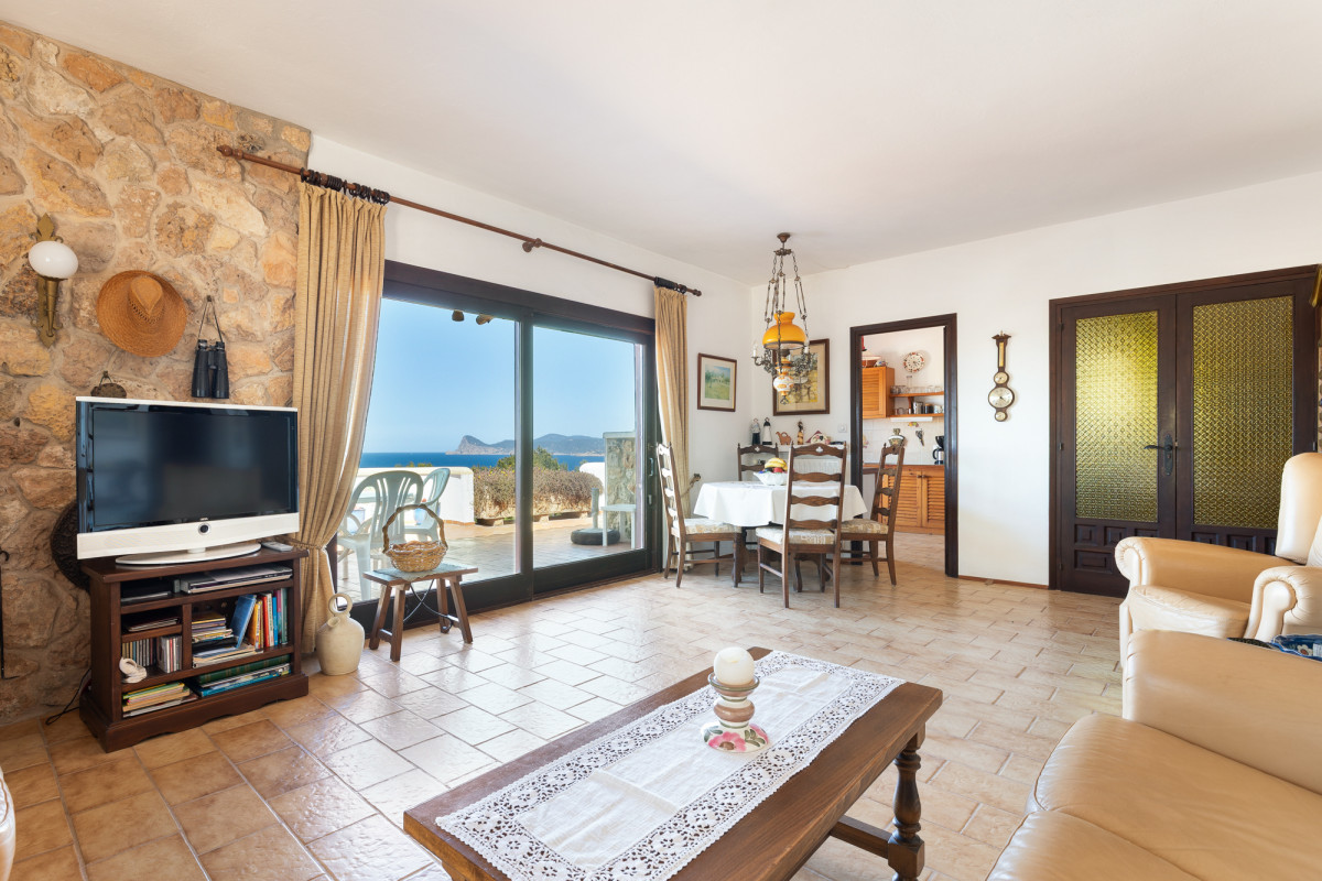 Propiedad con vistas abiertas al mar y gran potencial - 4