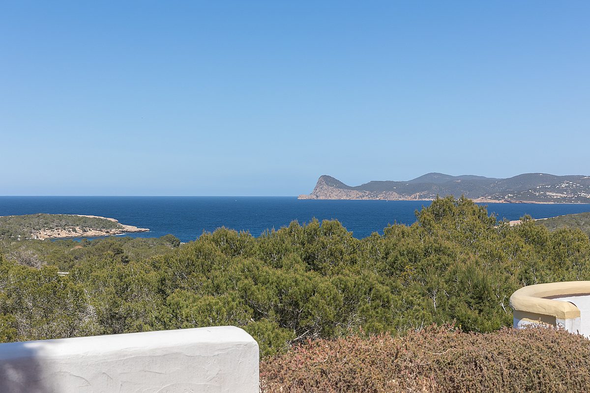 Propiedad con vistas abiertas al mar y gran potencial - 1