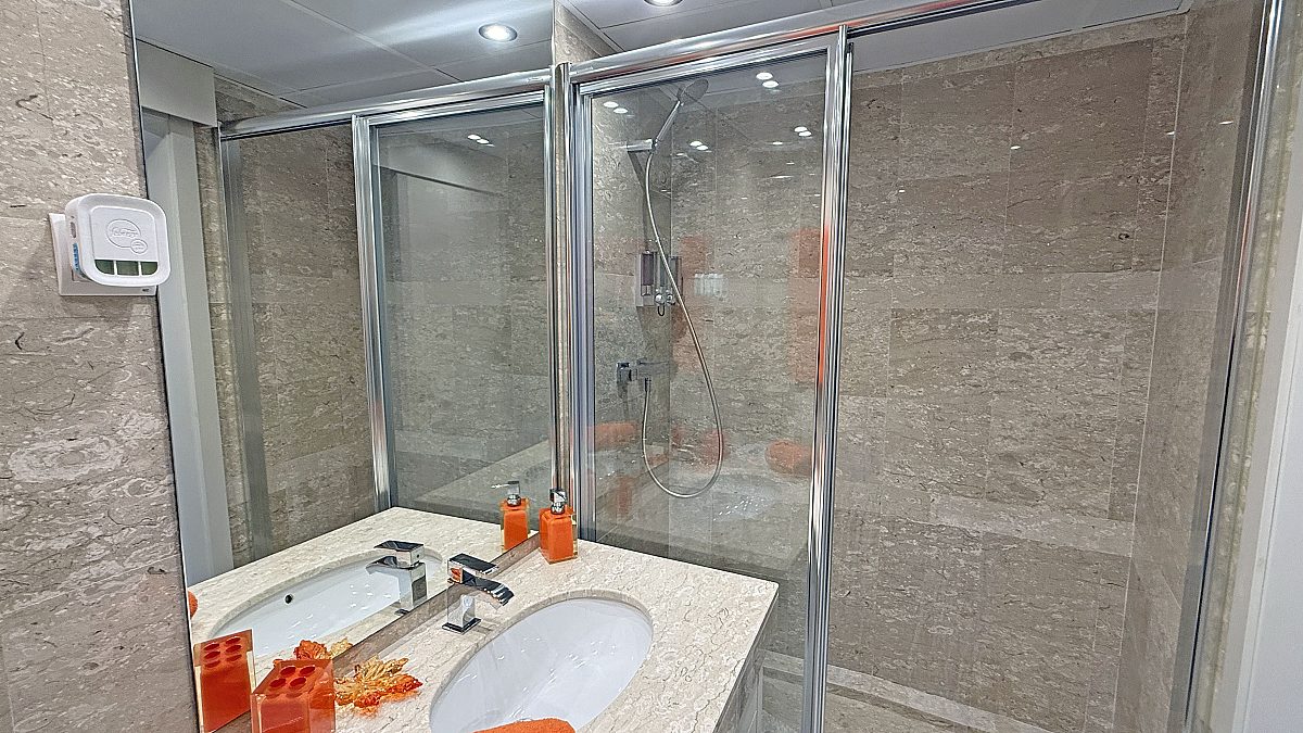Elegant Apartment in the Prestigious Miramar Building - 10