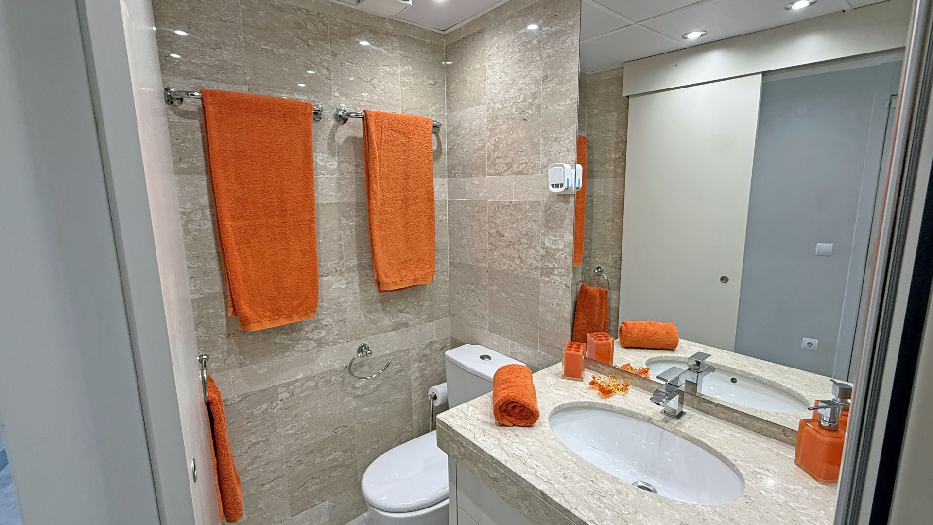 Elegant Apartment in the Prestigious Miramar Building - 11