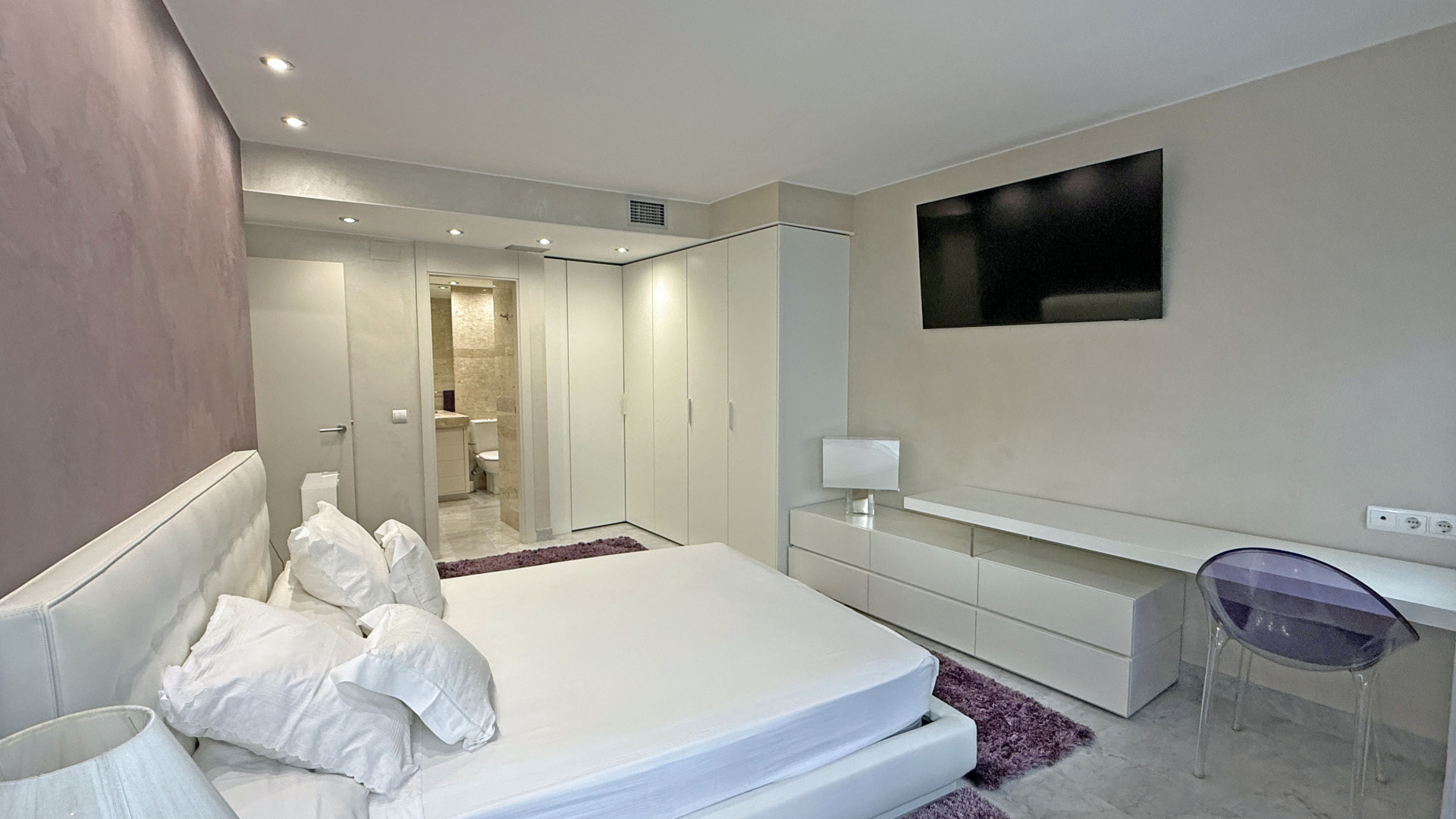 Elegant Apartment in the Prestigious Miramar Building - 13