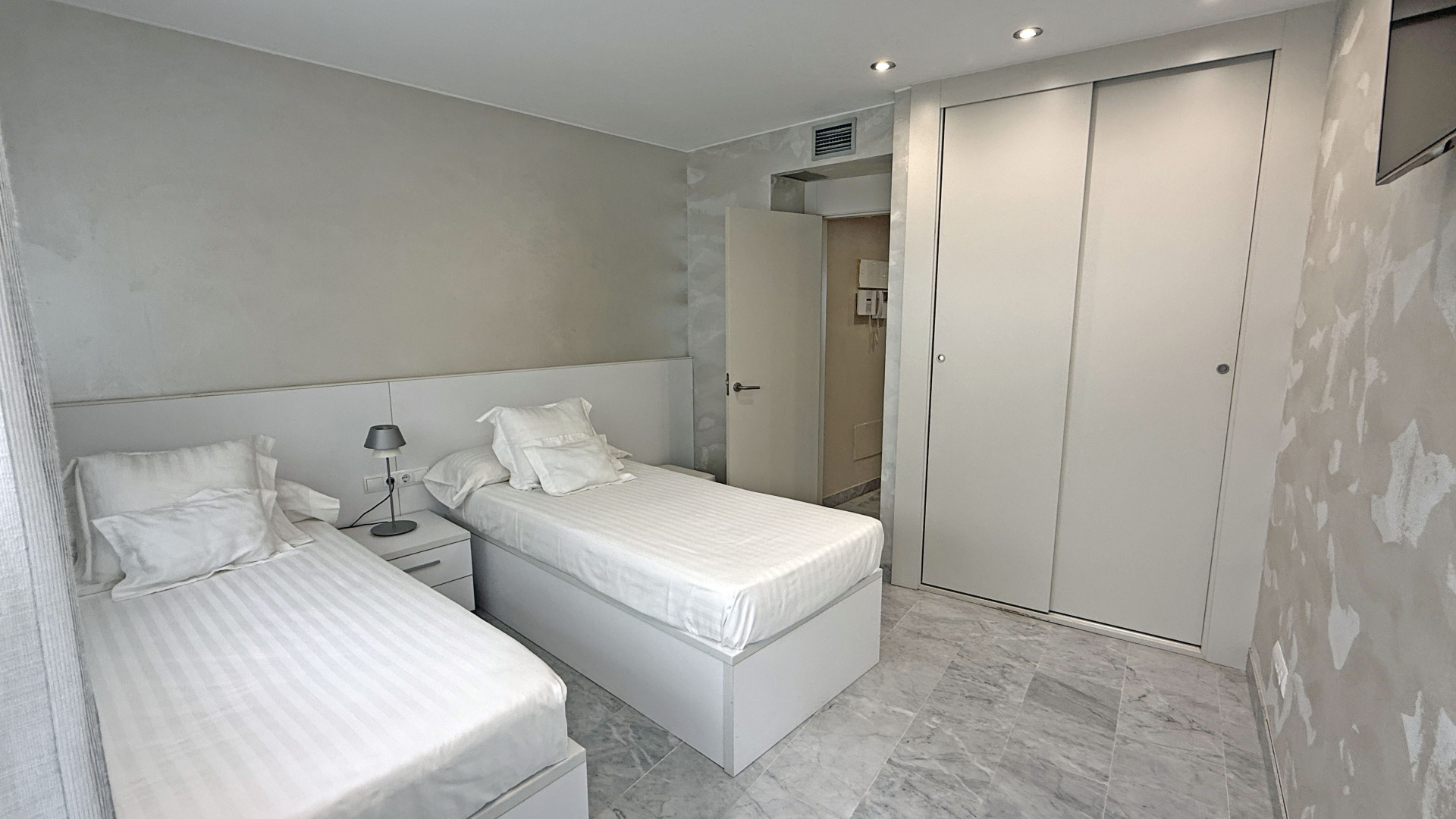Elegant Apartment in the Prestigious Miramar Building - 9