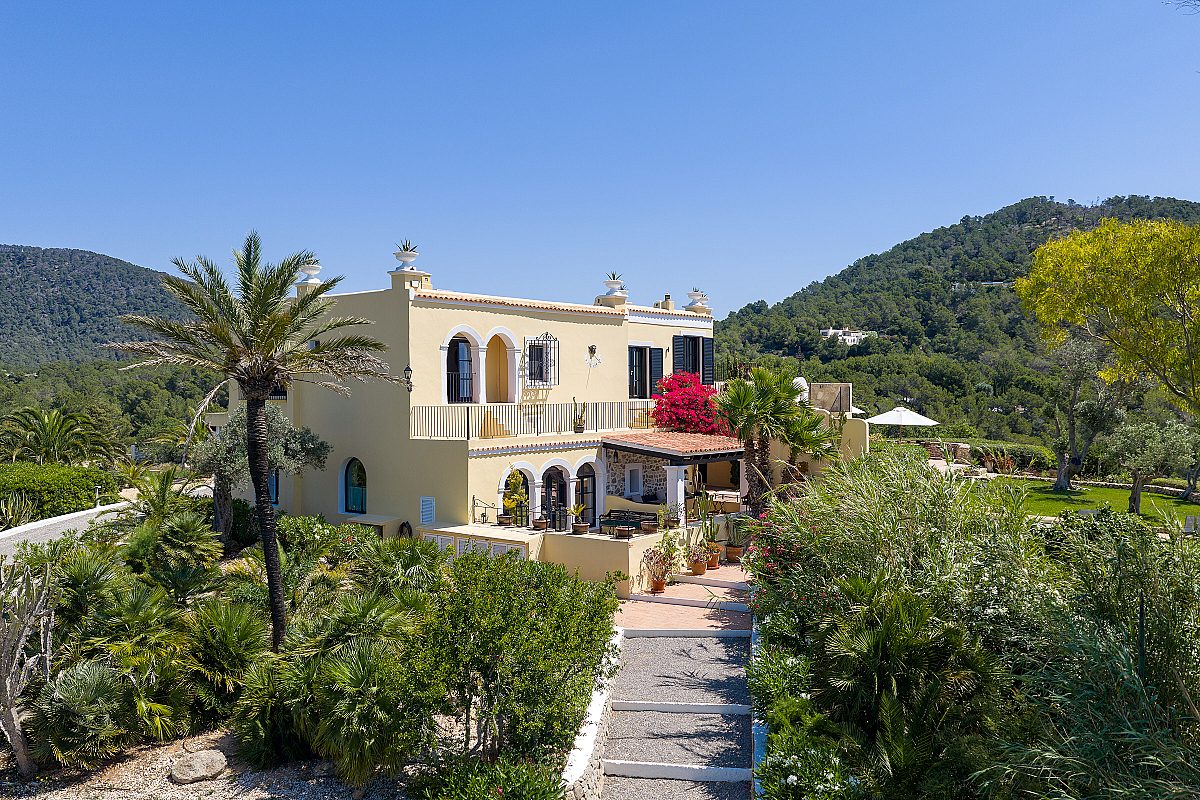 Unique mediterranean estate with stunning all-round views - 9
