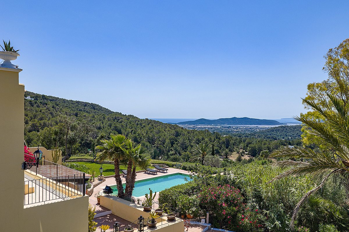 Unique mediterranean estate with stunning all-round views - 2
