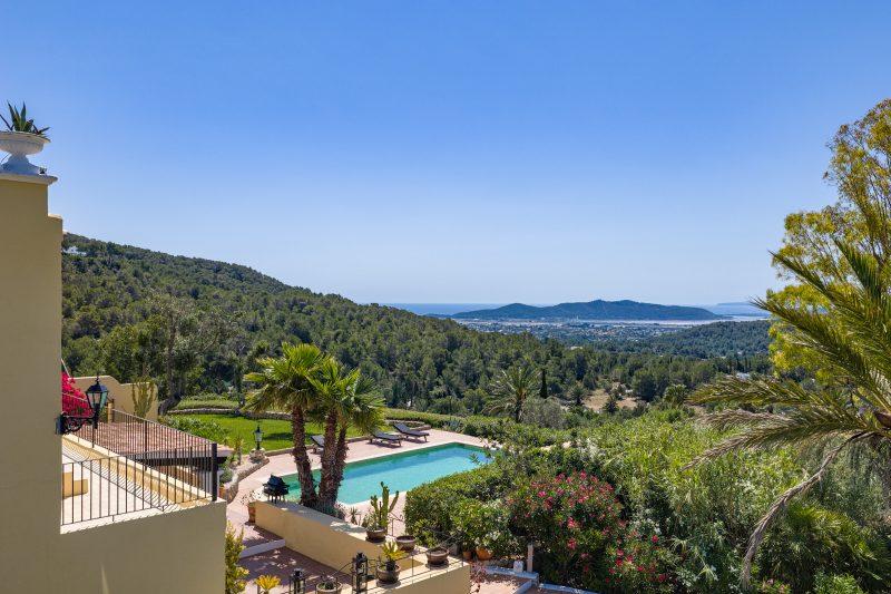 Unique mediterranean estate with stunning all-round views - 2
