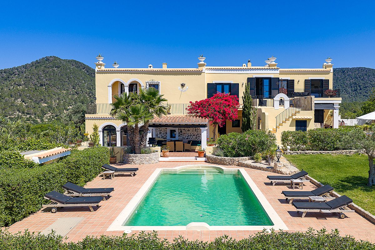 Unique mediterranean estate with stunning all-round views - 1