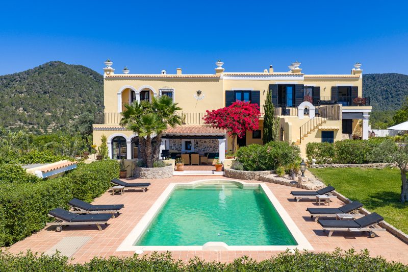 Unique mediterranean estate with stunning all-round views - 1