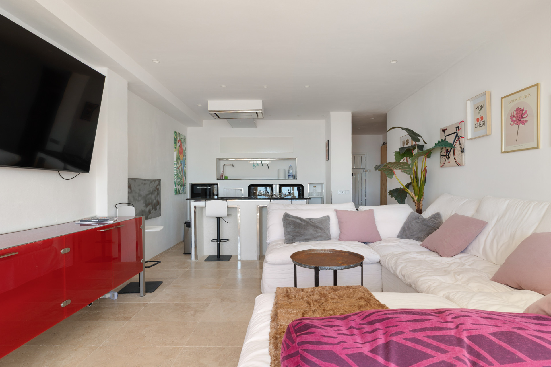 Stylishly renovated apartment with sea views - 8