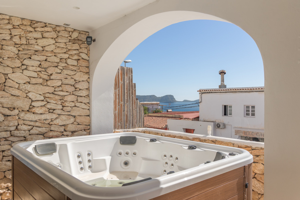 Stylishly renovated apartment with sea views - 4
