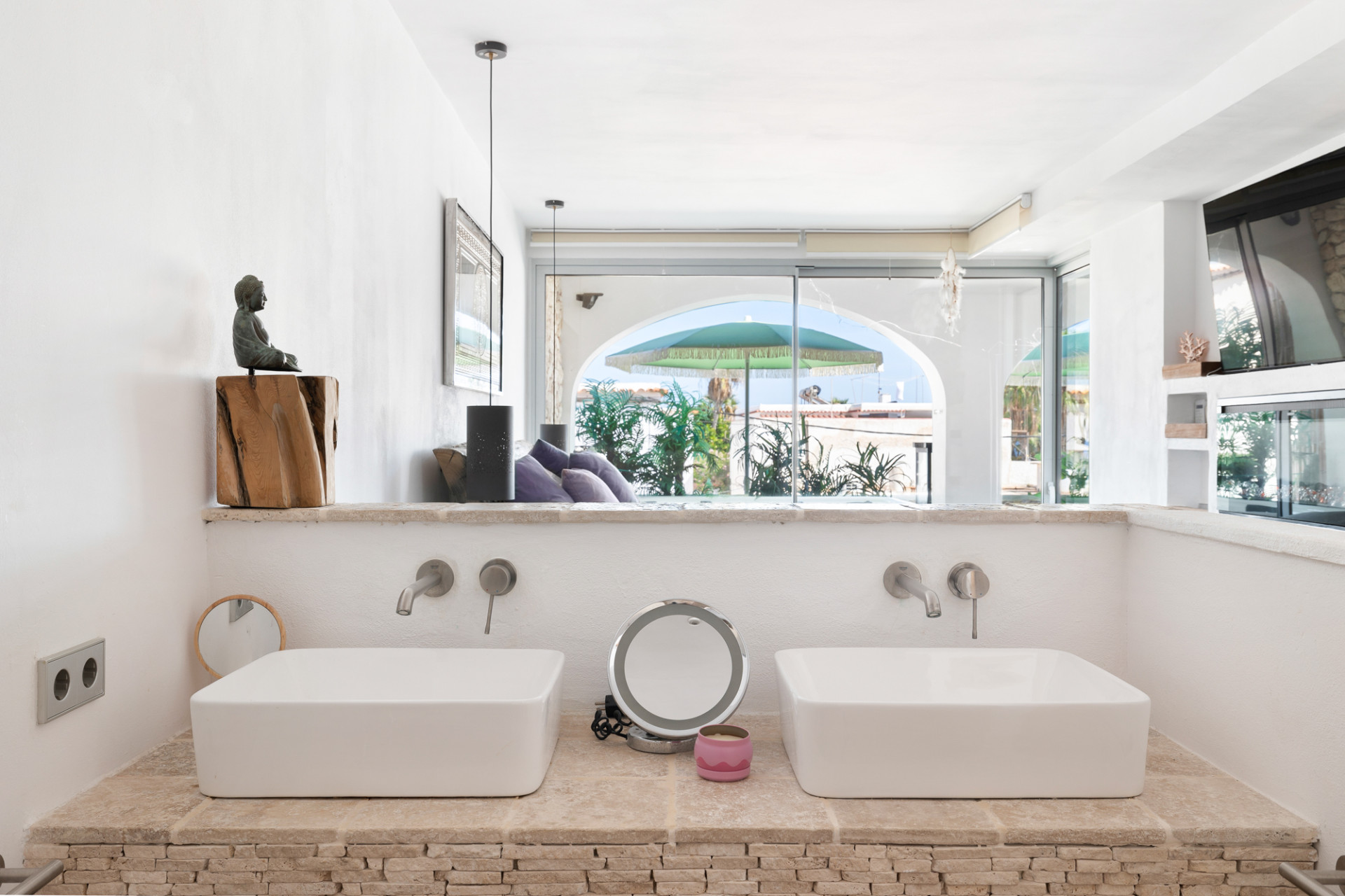 Stylishly renovated apartment with sea views - 11
