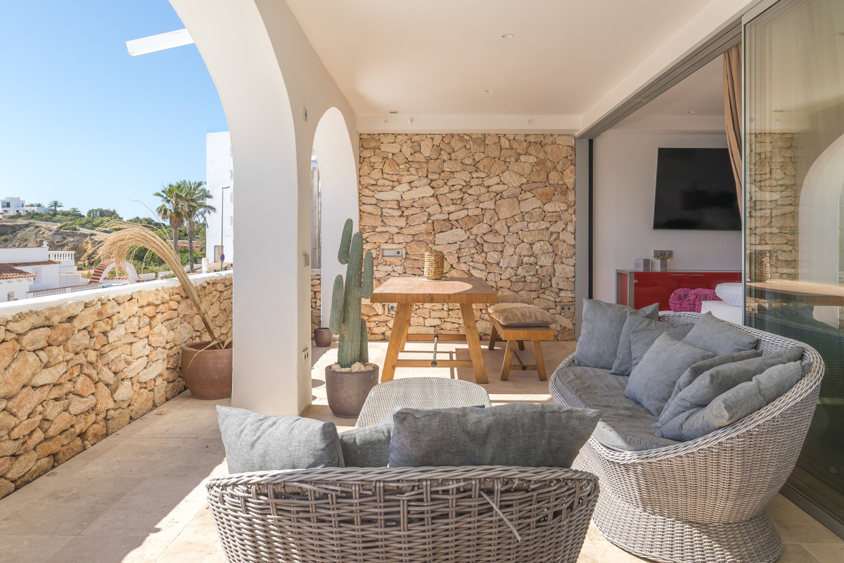 Stylishly renovated apartment with sea views - 5