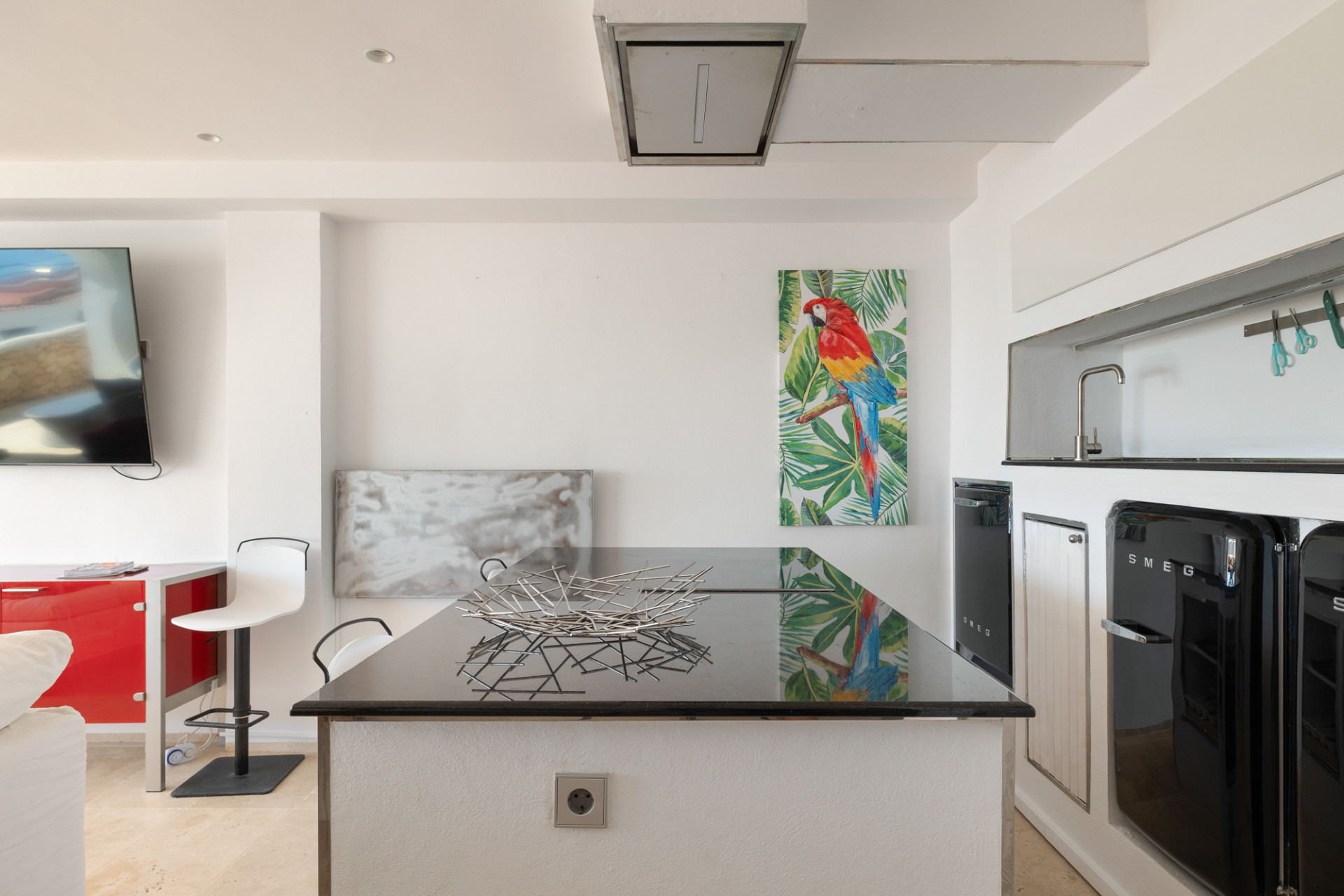 Stylishly renovated apartment with sea views - 10