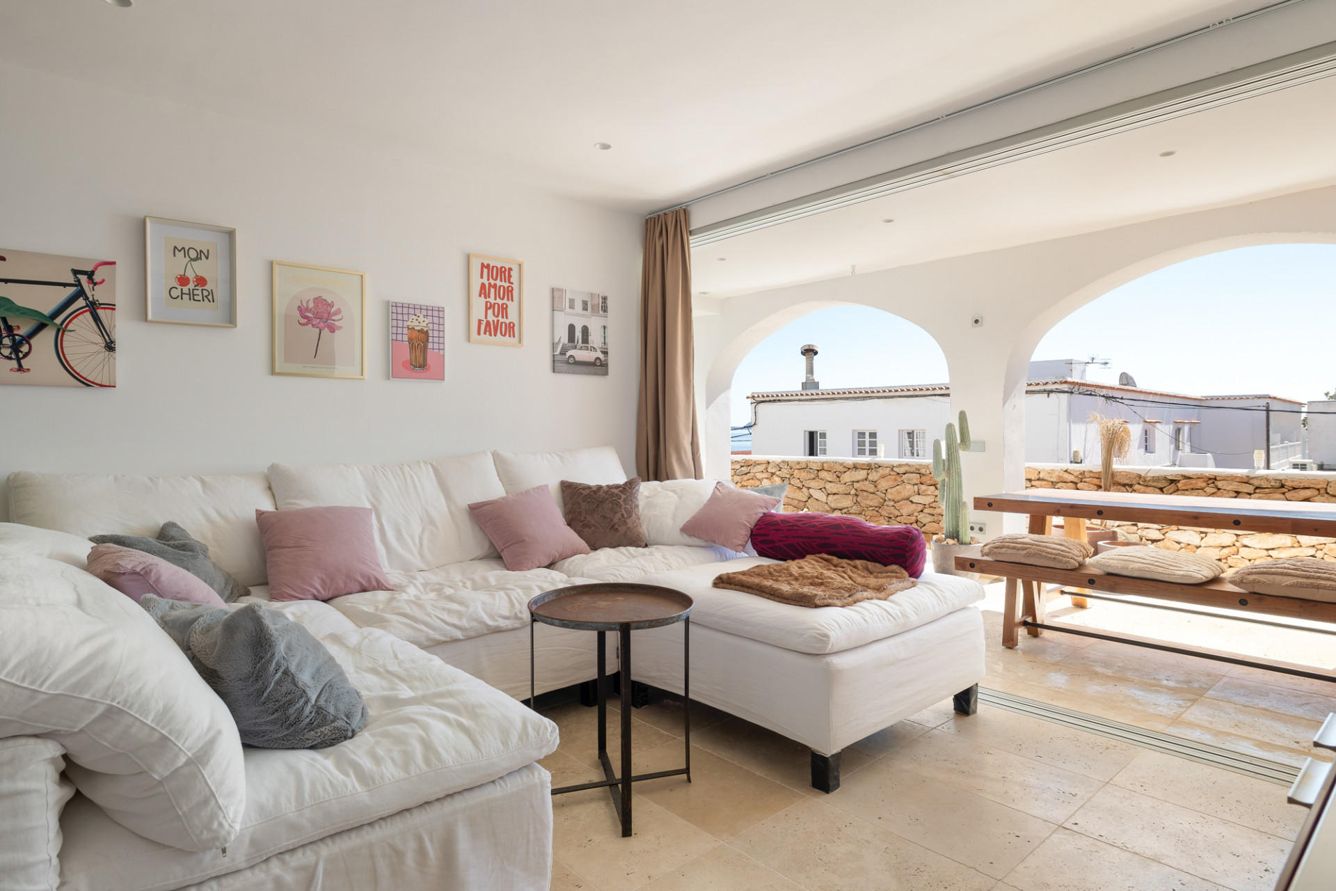 Stylishly renovated apartment with sea views - 7