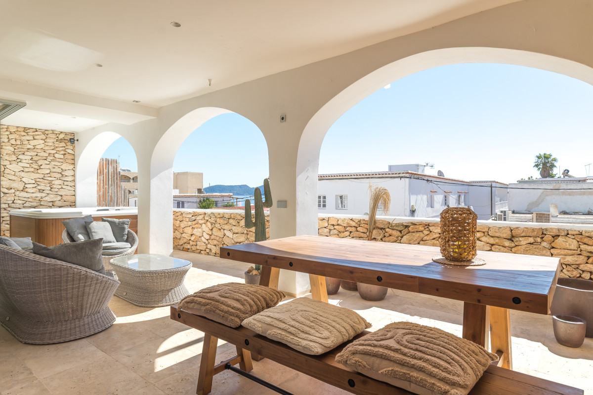 Stylishly renovated apartment with sea views - 1