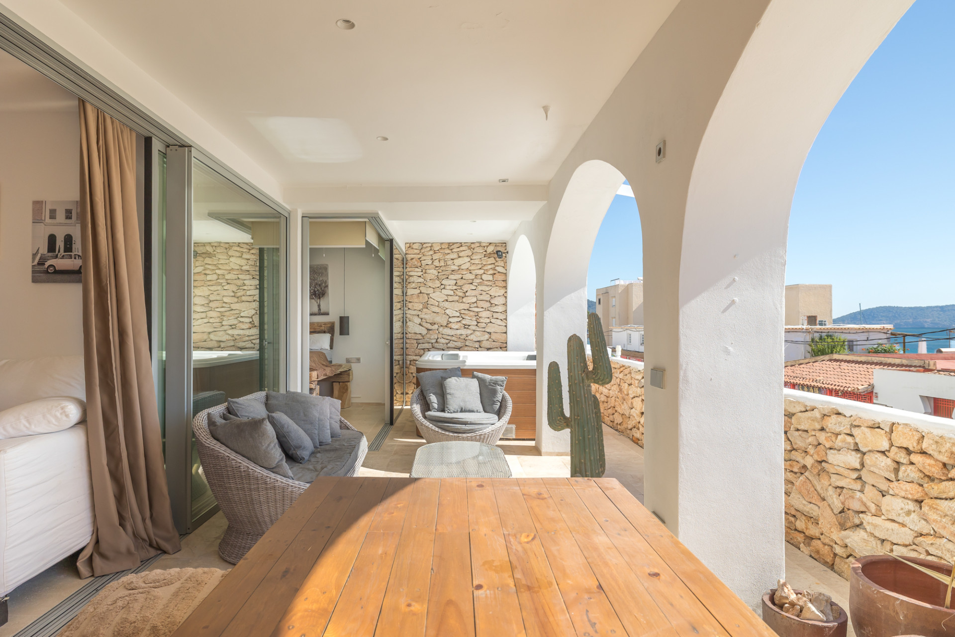 Stylishly renovated apartment with sea views - 6