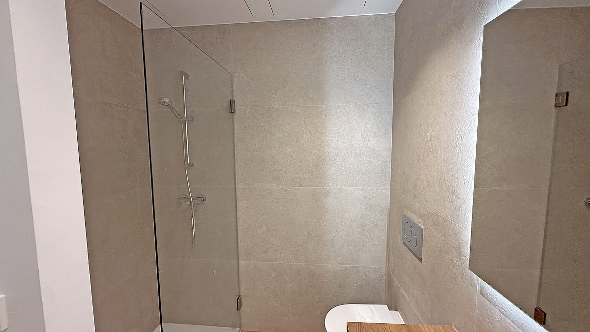 Exclusivo apartamento recién reformado con galería y vistas a Vara de Rey - 16