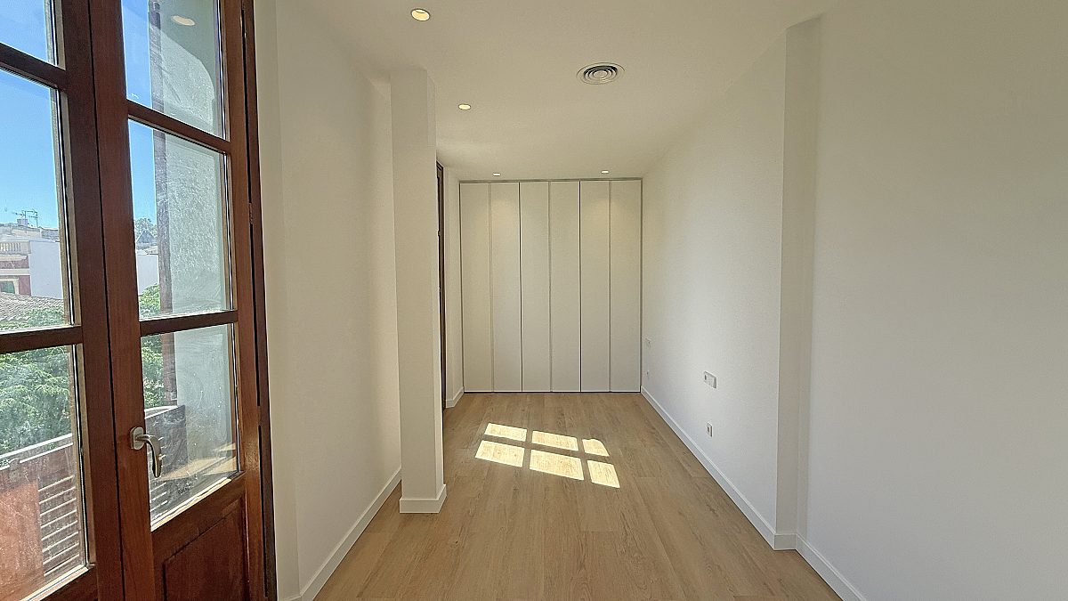 Exclusivo apartamento recién reformado con galería y vistas a Vara de Rey - 8