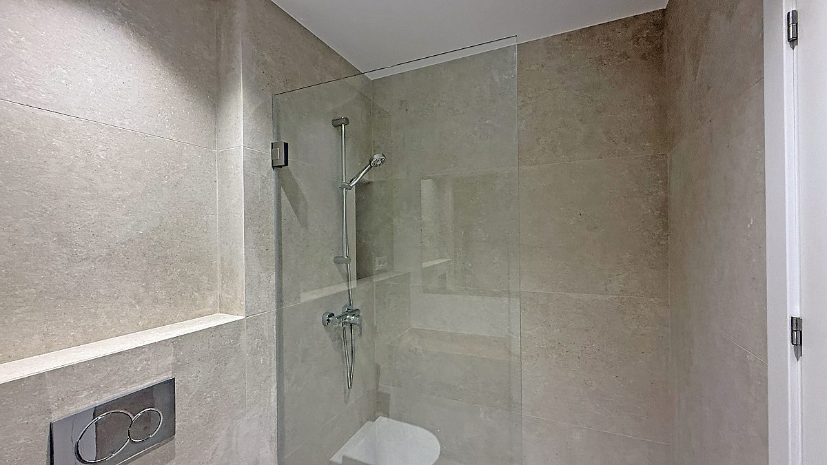 Exclusivo apartamento recién reformado con galería y vistas a Vara de Rey - 11