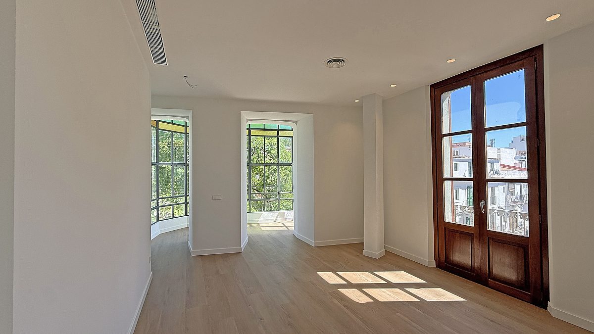 Exclusivo apartamento recién reformado con galería y vistas a Vara de Rey - 5