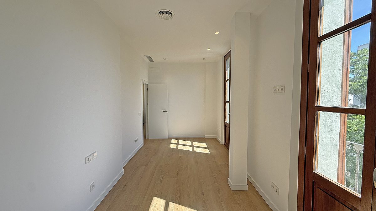Exclusivo apartamento recién reformado con galería y vistas a Vara de Rey - 9