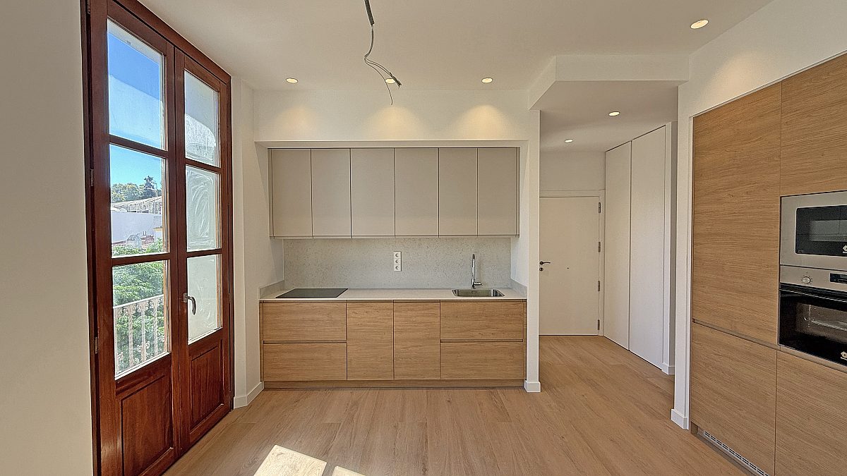 Exclusivo apartamento recién reformado con galería y vistas a Vara de Rey - 7