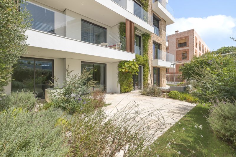 Brand-new ground-floor duplex with private garden and elegant split-level design - 1