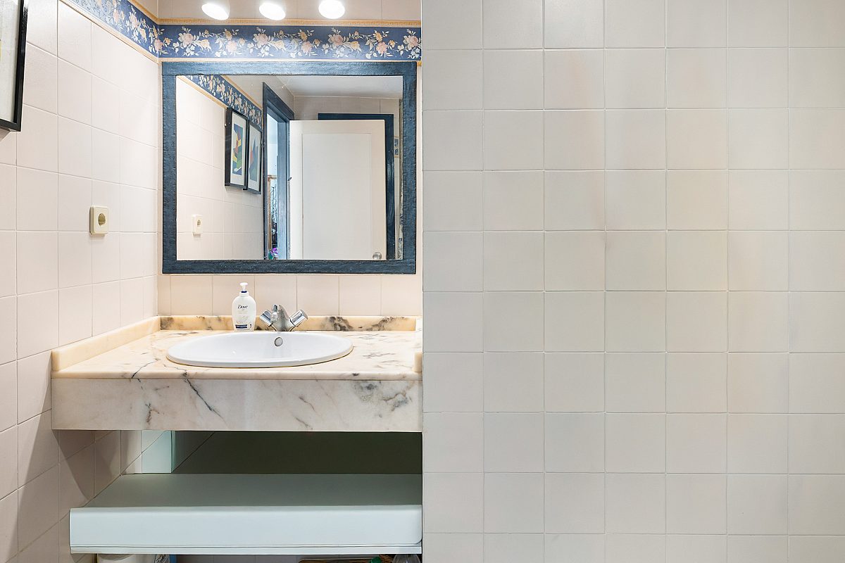 Exceptional renovation opportunity in prime location - 11