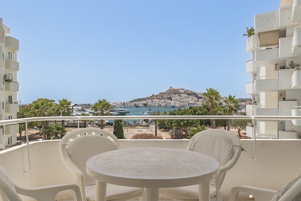 Exceptional renovation opportunity in prime location - 13