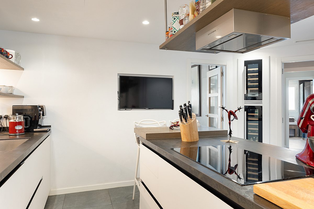 Elegante renovierte Wohnung mit großzügiger Terrasse, nur 100 Meter vom Meer entfernt - 17