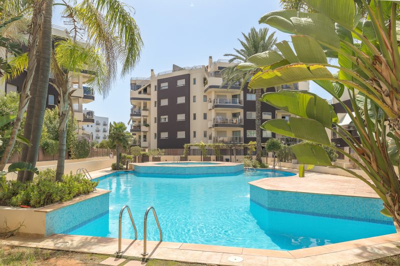 Elegante renovierte Wohnung mit großzügiger Terrasse, nur 100 Meter vom Meer entfernt - 4