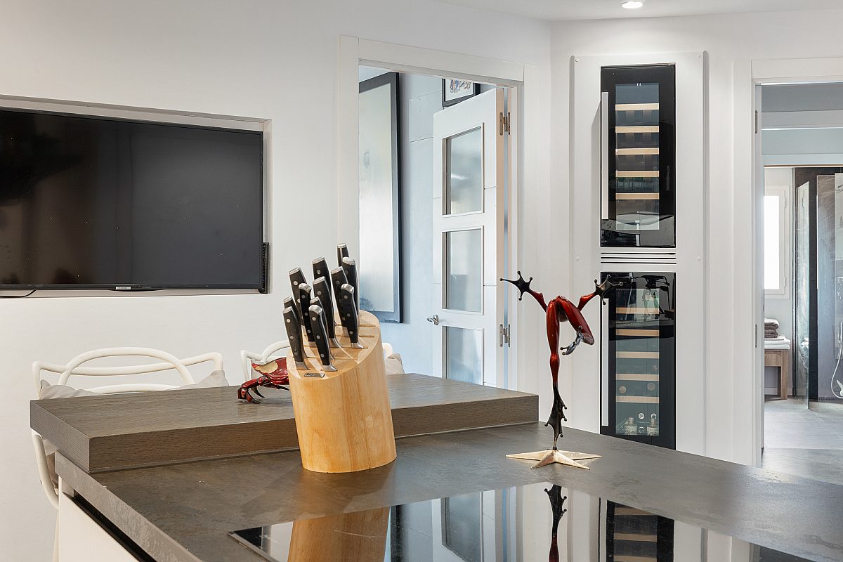 Elegante renovierte Wohnung mit großzügiger Terrasse, nur 100 Meter vom Meer entfernt - 18