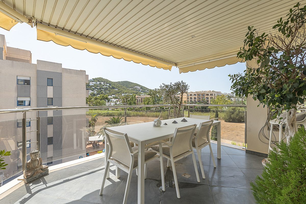 Elegante renovierte Wohnung mit großzügiger Terrasse, nur 100 Meter vom Meer entfernt - 11