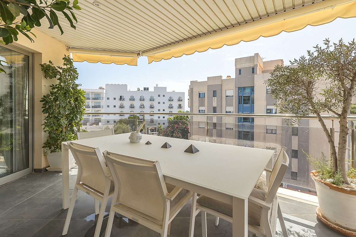Elegante renovierte Wohnung mit großzügiger Terrasse, nur 100 Meter vom Meer entfernt - 13
