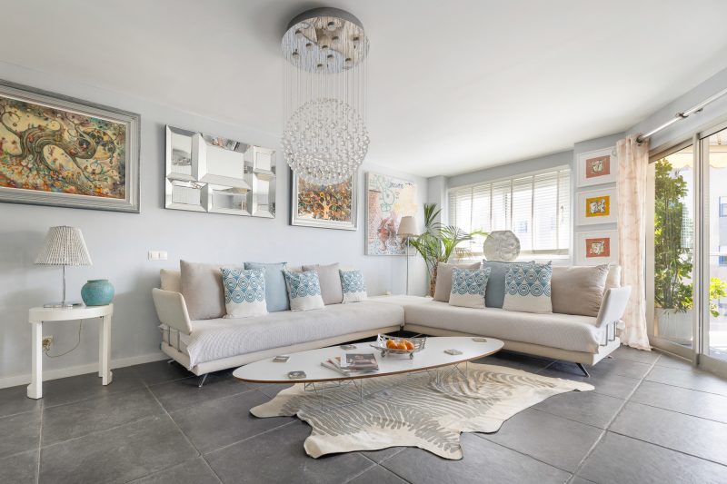 Elegante renovierte Wohnung mit großzügiger Terrasse, nur 100 Meter vom Meer entfernt - 5