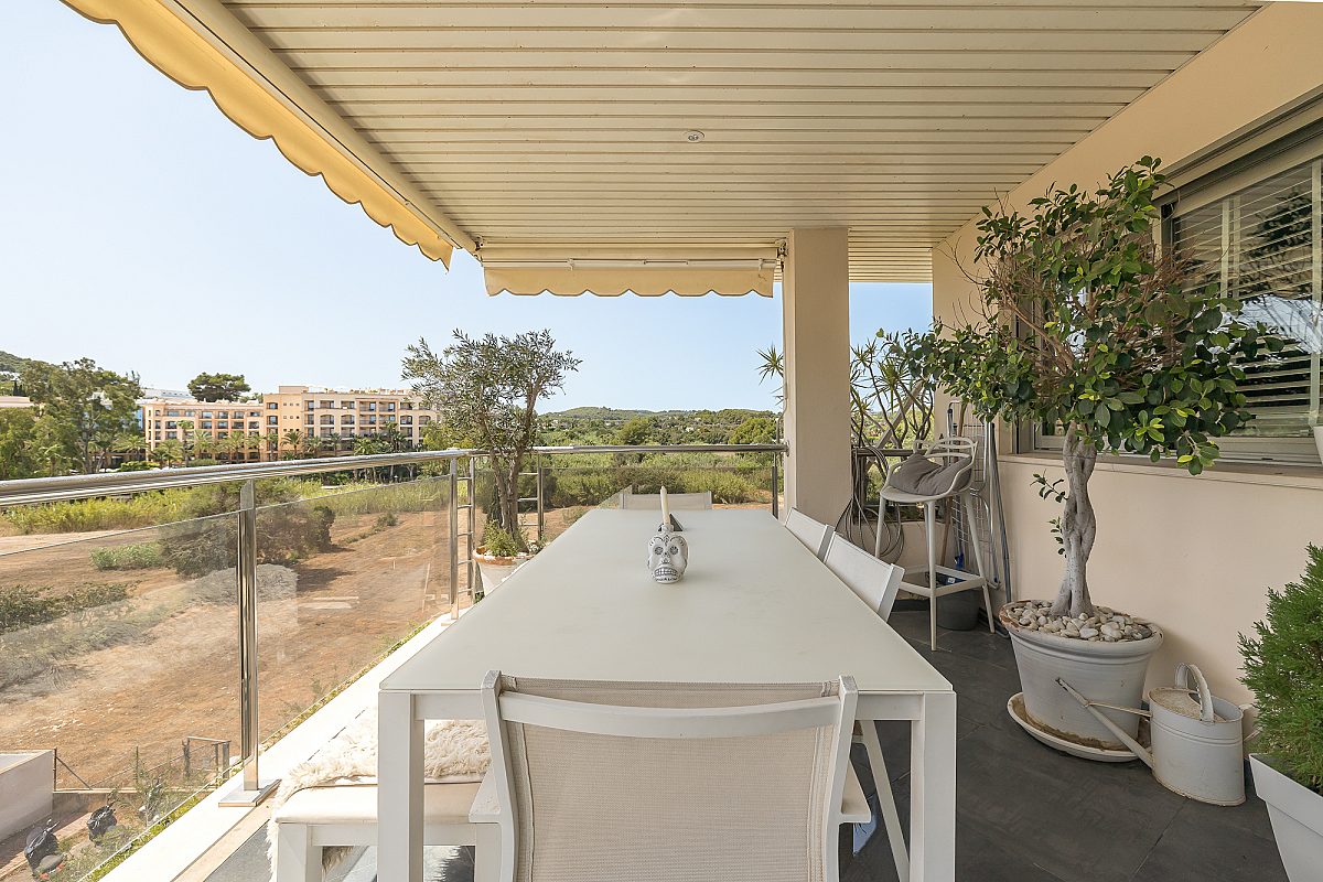 Elegante renovierte Wohnung mit großzügiger Terrasse, nur 100 Meter vom Meer entfernt - 12