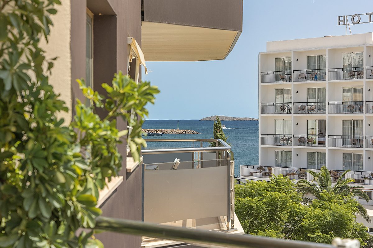 Elegante renovierte Wohnung mit großzügiger Terrasse, nur 100 Meter vom Meer entfernt - 1