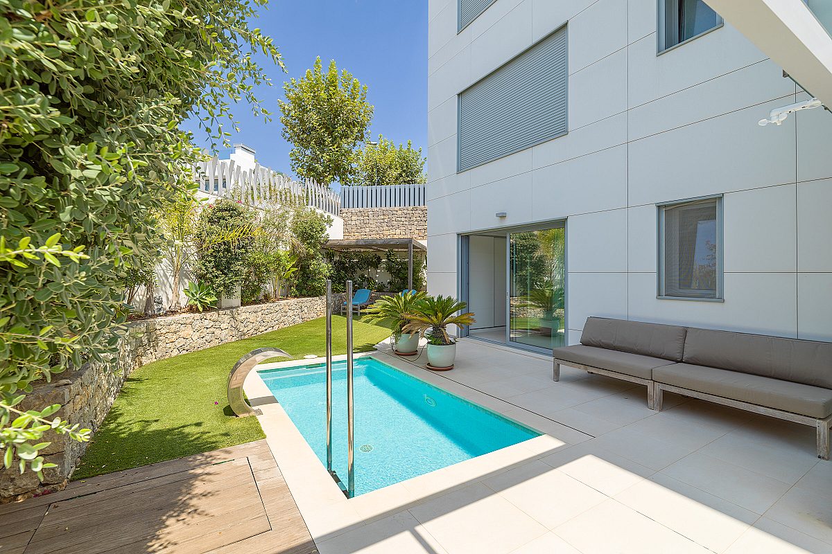 Exclusive residence with garden and private pool - 17