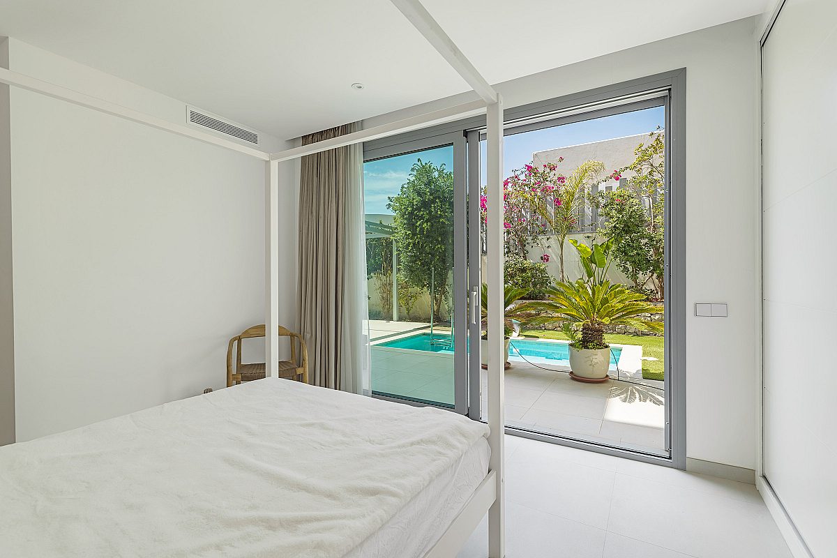 Exclusive residence with garden and private pool - 10